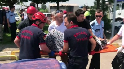 Kocaeli'de Otomobil Kamyonetle Çarpıştı Açıklaması 5 Yaralı