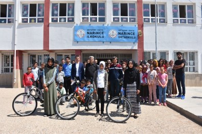 Köy Okullarındaki 4 Kız Öğrenci Bisiklet Ve Burs Kazandı