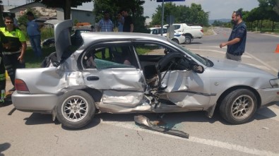Otomobil İle Kamyonet Çarpıştı Açıklaması 1'İ Çocuk 5 Kişi Yaralandı