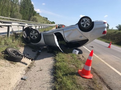 Çorum'da Bariyerlere Çarpan Otomobil Devrildi Açıklaması 1 Yaralı