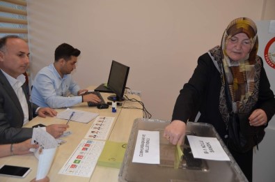 Doğu Karadenizli Gurbetçiler Trabzon Havalimanı'nda Oy Kullanmaya Başladı