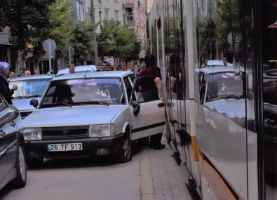 Eskişehir'de Otomobil İle Tramvaya Çarpıştı