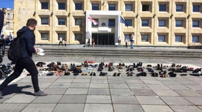 Gürcistan'da Hükümet Binası Önünde Ayakkabı Protestosu