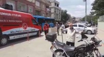 YAŞLI ADAM - MHP'nin Seçim Şarkısına Bastonuyla Eşlik Etti