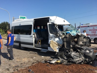 Servis Minibüsü Tırla Çarpıştı Açıklaması 2 Yaralı