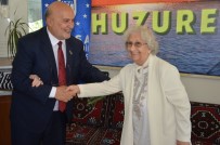 KAPITALIST - Yelis, Huzurevini Ziyaret Ederek Yaşlılara Gül Dağıttı