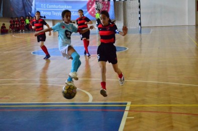 Adana'da Okullararası Küçük Kızlar Ve Erkekler Futsal Müsabakaları Tamamlandı