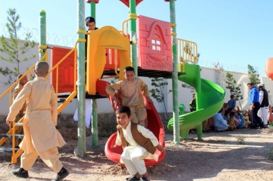 Afganistan'da Yetimlere Oyun Parkı