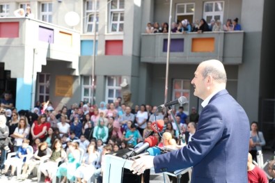 Bakan Süleyman Soylu, Okuduğu İlkokulda Öğrencilere Karne Dağıttı