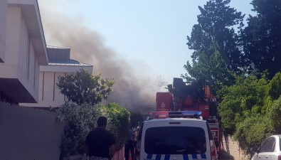 Bakırköy'de Tarihi Askeri Binada Yangın Çıktı