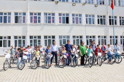 Başkan Taşkın Öğrencilere Bisiklet Dağıttı