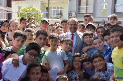 Başkan Uçak Öğrencilere Karne Dağıttı