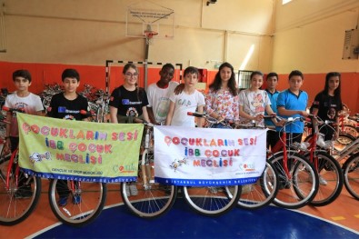 Başkan Uysal'dan Çocuk Meclisi Üyelerine Bisiklet Hediyesi