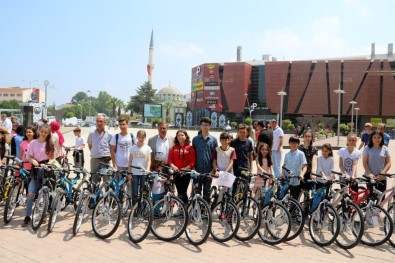 Biga Belediyesi'nden Başarılı Öğrencilere Bisiklet