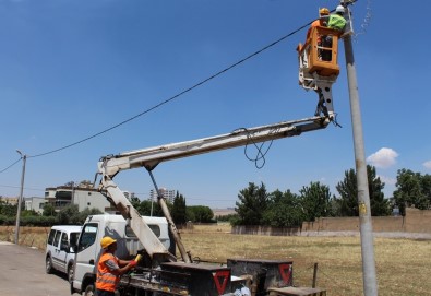 Dicle Elektrik Ulubağ'da 25 Yıllık Şebekeyi Yeniledi