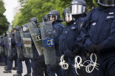 G7 Liderleri Toplantıda, Halk Protestoda