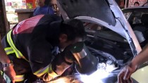 YAVRU KEDİ - Otomobilde Mahsur Kalan Kediye Kurtarma Operasyonu