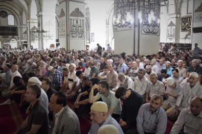 Ramazan'ın Son Cumasında Ulucami Doldu Taştı