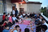 HACIVAT VE KARAGÖZ - Sevgi Sofrası Zümrütevler'de Kuruldu