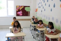 KARNE HEYECANI - Sığınmacı Minikler Karne Heyecanı Yaşadı