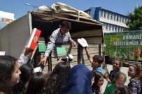 KARNE HEDİYESİ - Şuhut'ta Takdir Alan Öğrencilere Ayakkabı Hediyesi