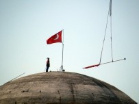 TAKSİM CAMİİ - Taksim Camii'ne Devasa Türk Bayrağı Asıldı