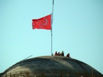 TAKSİM CAMİİ - Taksim Camii'ne Devasa Türk Bayrağı