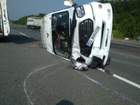 TEM Otoyolunda Midibüs Devrildi Açıklaması 2 Yaralı