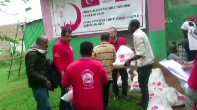 Türk Kızılayı yöneticisi Etiyopya'da ayakkabısını da bağışladı