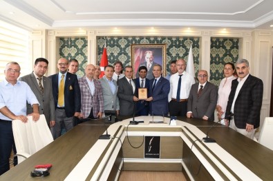 Türkiye Gazeteciler Federasyonu Yönetimi Vali Kalkancı'yla Bir Araya Geldi