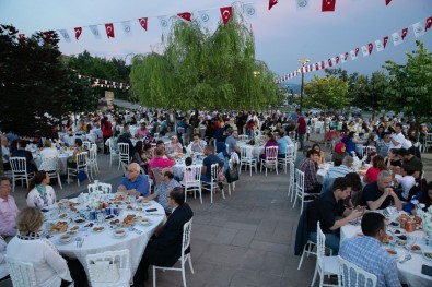 Düzce Üniversitesi Hastanesi Personeli İftarda Bir Araya Geldi