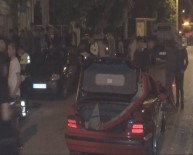 Kontrolden Çıkan Spor Otomobil Bankete Ve Park Halindeki Araçlara Çarptı Açıklaması 2 Yaralı