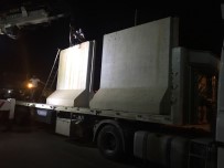 VİRANŞEHİR - Viranşehir'de Belediye Önüne Kurulan Beton Bariyerler Kaldırıldı