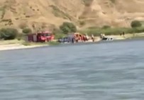 BATMAN ÇAYI - Çay Suyu Yükseldi, 4 Araç Mahsur Kaldı