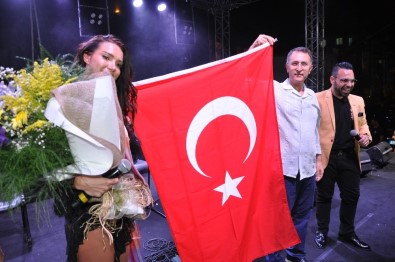 Otilia, Festivale Geldiği Buldan'ı Salladı