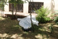 EVDE TEK BAŞINA - 4'Üncü Katta Düşen Şahıs Hayatını Kaybetti