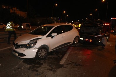 Çekmeköy'de Zincirleme Trafik Kazası... Film İzler Gibi Olay Yerini İzlediler
