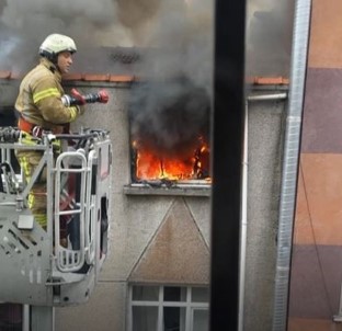 Fatih'te Korkutan Yangın Mahalleliyi Sokağa Döktü