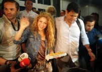 Gazetecilerden Shakira'ya Baklava İkramı