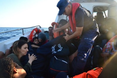 İzmir'de İki Günde 90 Göçmen Yakalandı