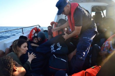 İzmir'de İki Günde 90 Kaçak Göçmen Yakalandı