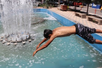 Nevşehir'de Serinlemek İsteyen Çocuklar Süs Havuzuna Girdi