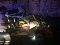 Otomobil Saman Yüklü Tırın Altına Girdi Açıklaması 2 Ağır Yaralı