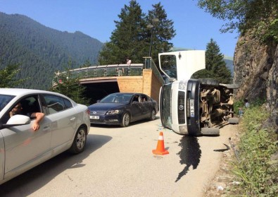 Uzungöl'de Minibüs Yan Yattı Açıklaması 3 Yaralı