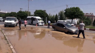 Afyonkarahisar'da Çöken Yola Otomobil Saplandı