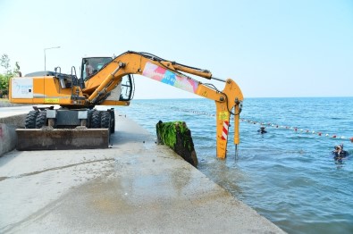 Beylikdüzü'nde Denizden 400 Ton Kaya Parçası Ve Demirli Beton Çıkarıldı