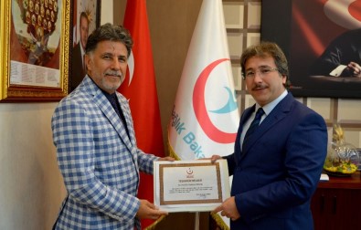 En Çok Kornea Nakli Yapan Prof. Dr. Kuddusi Erkılıç'a Sağlık Bakanlığı'ndan Teşekkür Belgesi