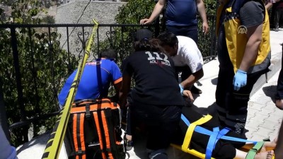 Gümüşhane'de Otomobil Bahçe Duvarına Çarptı Açıklaması 1 Ölü, 6 Yaralı