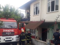 NECATI ÇELIK - İki Katlı Evde Çıkan Yangında Mahsur Kalan 3 Kişiyi İtfaiye Kurtardı