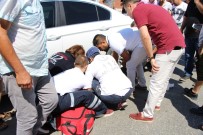 İBRAHİM SÖZEN - Motosiklet Park Halindeki Otomobilin Altına Girdi Açıklaması 1 Yaralı